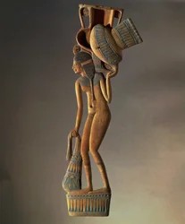 Cuillère avec un manche aplati en forme de jeune fille portant un récipient, Nouvel Empire